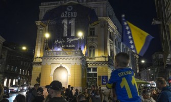 Bosnië en Herzegovina brengt Džeko een spectaculair eerbetoon