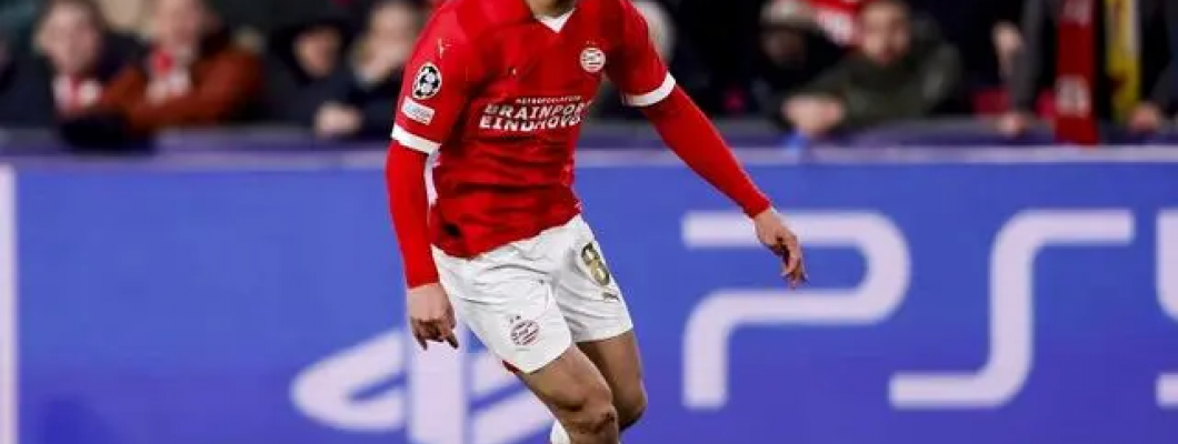 PSV-speler Sergiño Dest raakte tijdens de training geblesseerd