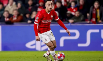 PSV-speler Sergiño Dest raakte tijdens de training geblesseerd