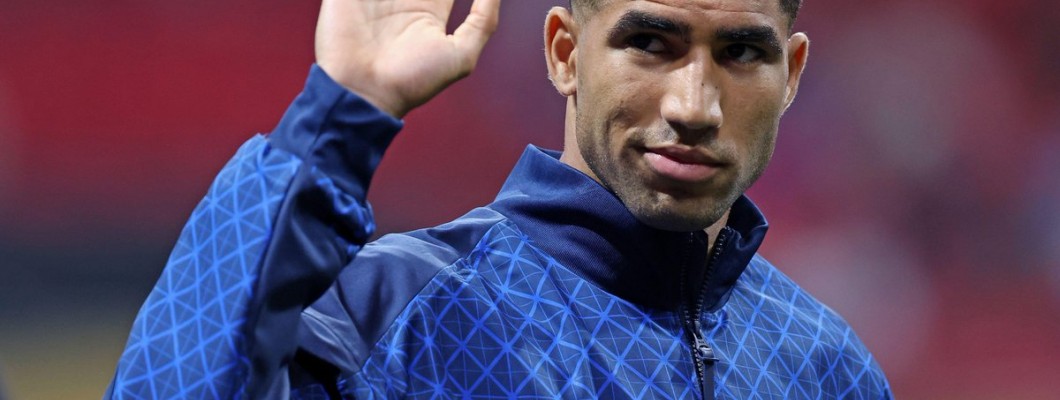 Parijse spelers geven shirts aan hun mentoren