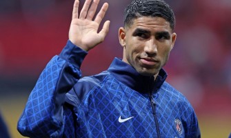 Parijse spelers geven shirts aan hun mentoren