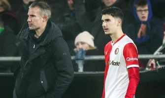 Robin van Persie hielp zijn zoon bij zijn debuut in het eerste elftal